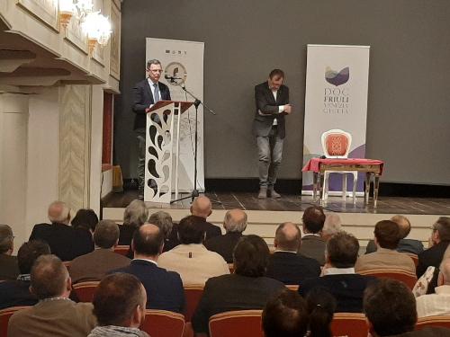 L'assessore regionale alle Risorse agroalimentari Stefano Zannier sul palco dell'Antico Teatro Arrigoni di San Vito al Tagliamento